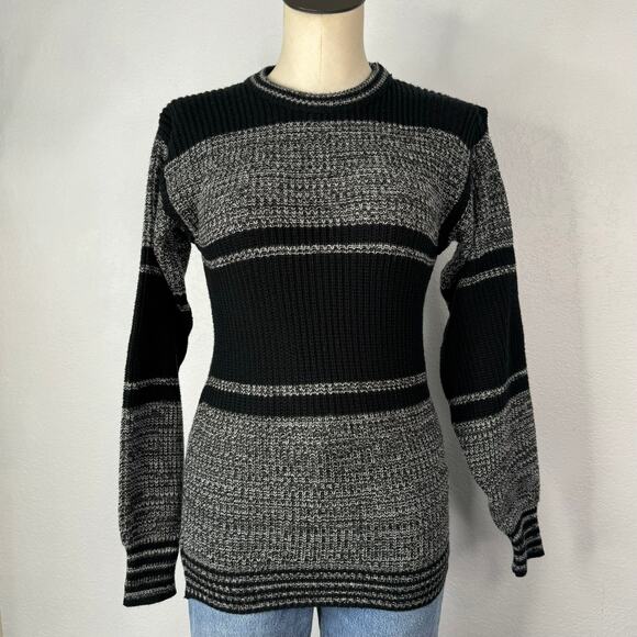 Vintage Women’s Fitted Crewneck Gray and Black Sweater Size Medium - Picture 1 of 6